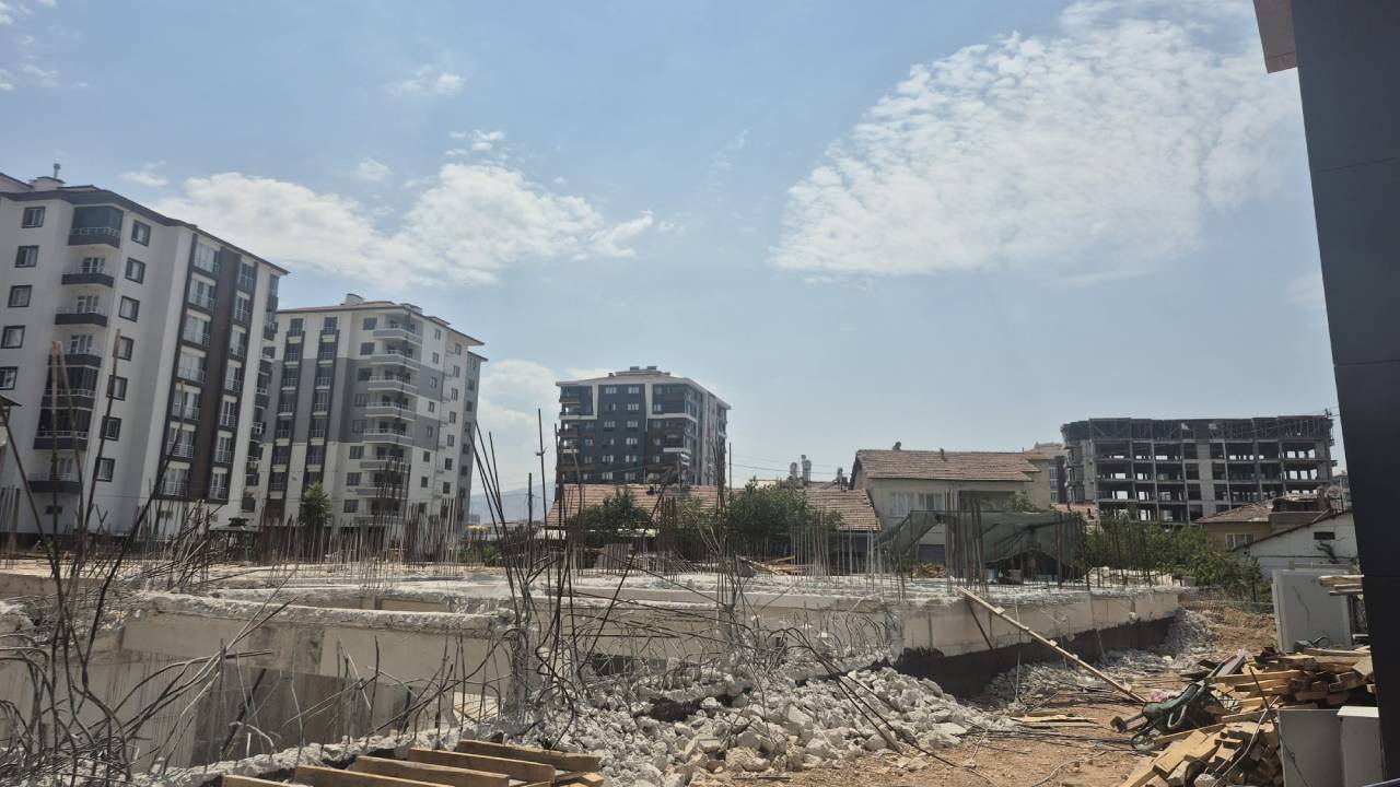 Depremzede kentte ayıplı mal tartışması