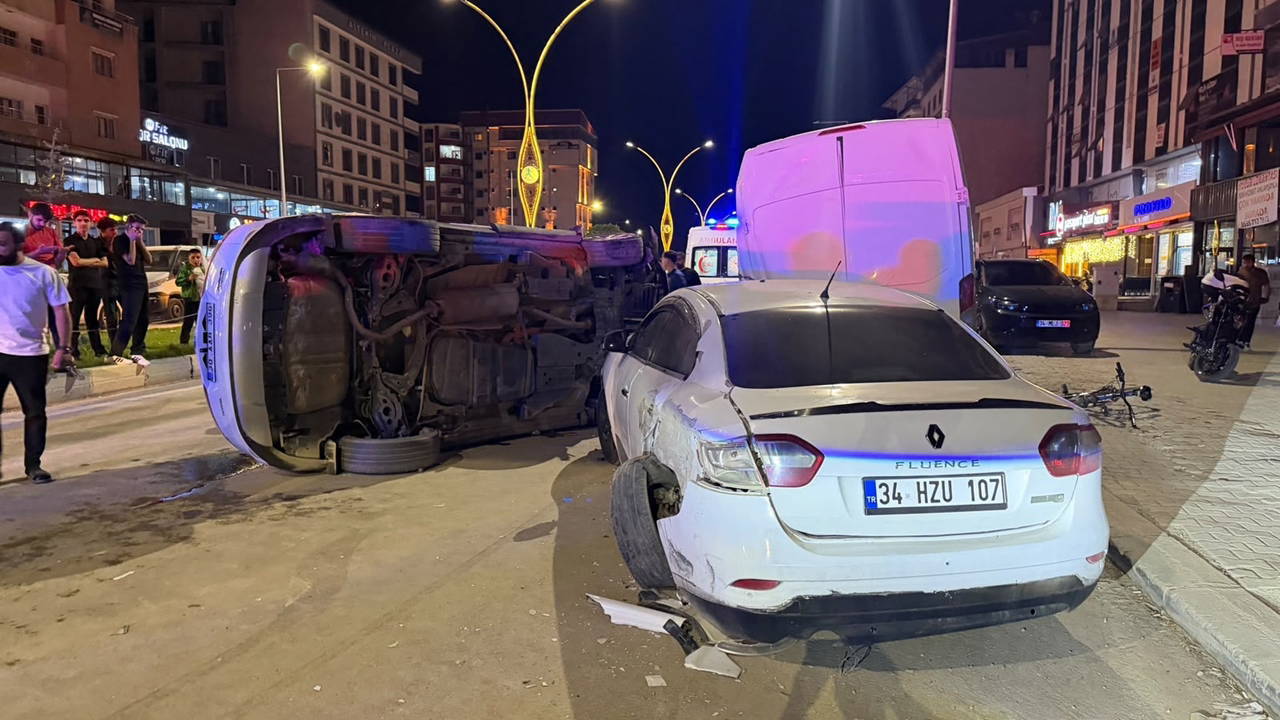 Otomobil, park halindeki 2 araca çarpıp devrildi: Yaralılar var