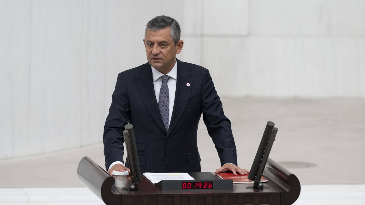 Özgür Özel'den 'çerçeve yasa' açıklaması: Ben ve yönetici arkadaşlarım 'evet' diyeceğiz