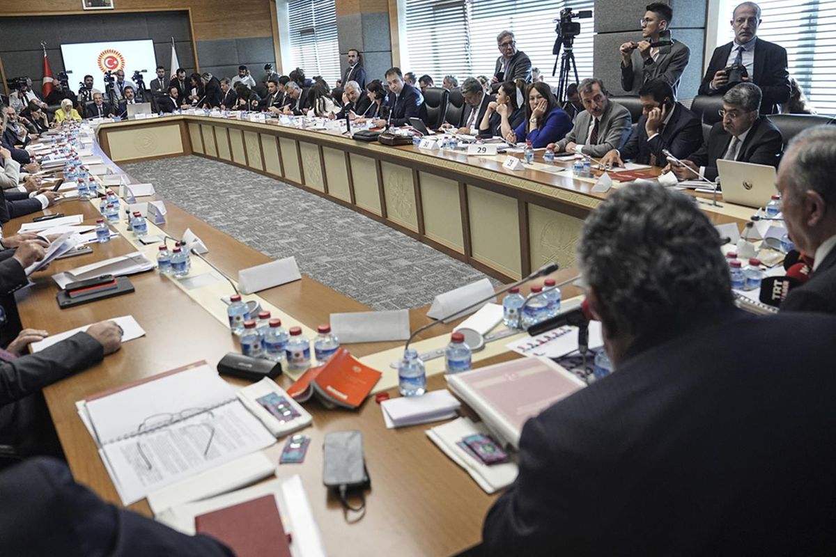 Çerçeve yasa çatlağı! 3 milletvekili "hayır" diyeceğini açıkladı, Özel acil toplantı çağrısı yaptı