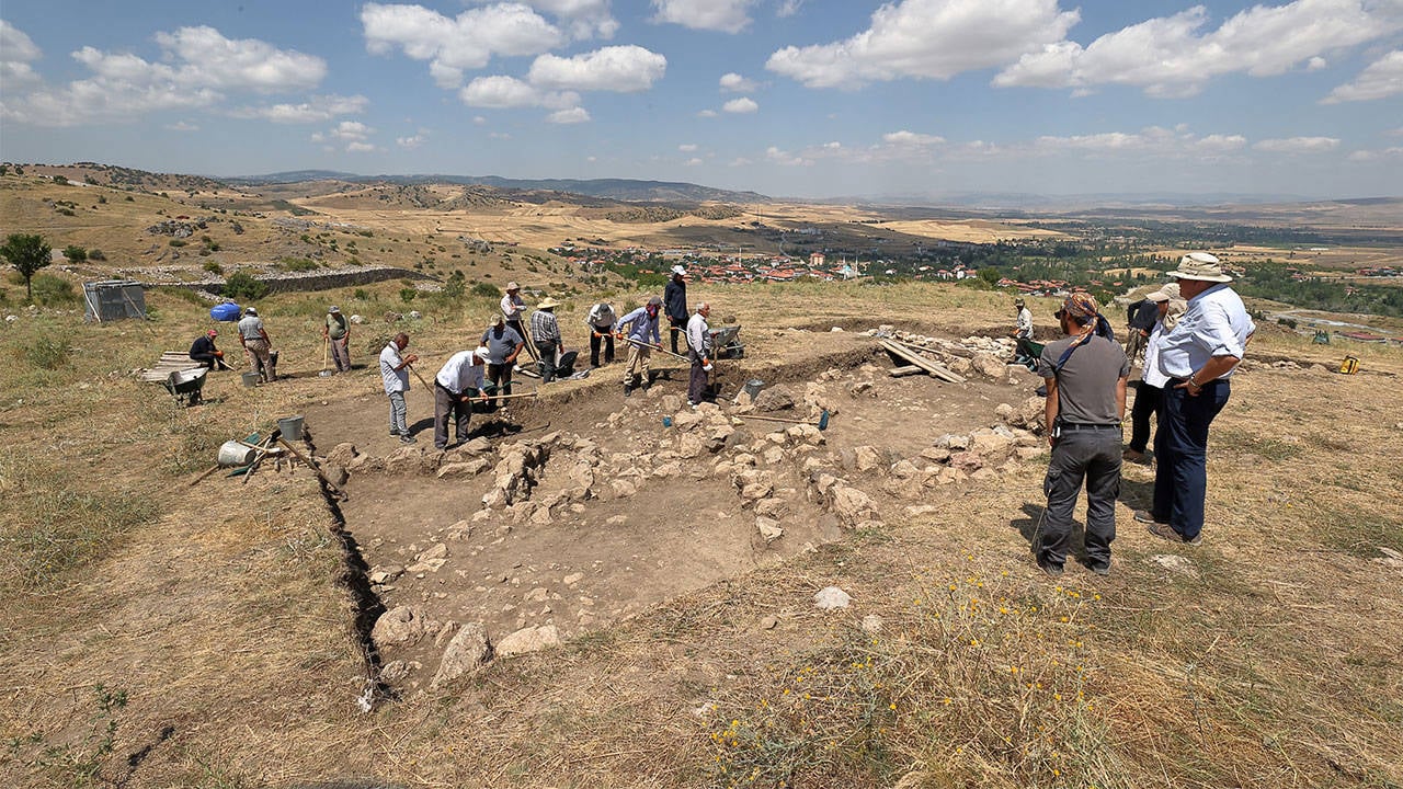 Çorum'da 2 bin 300 yıllık mezarlar bulundu