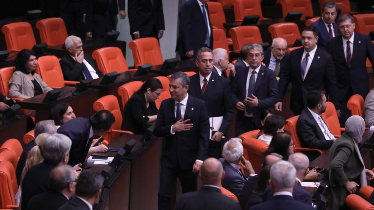Özel ‘evet’ dedi vekilleri serbest bıraktı