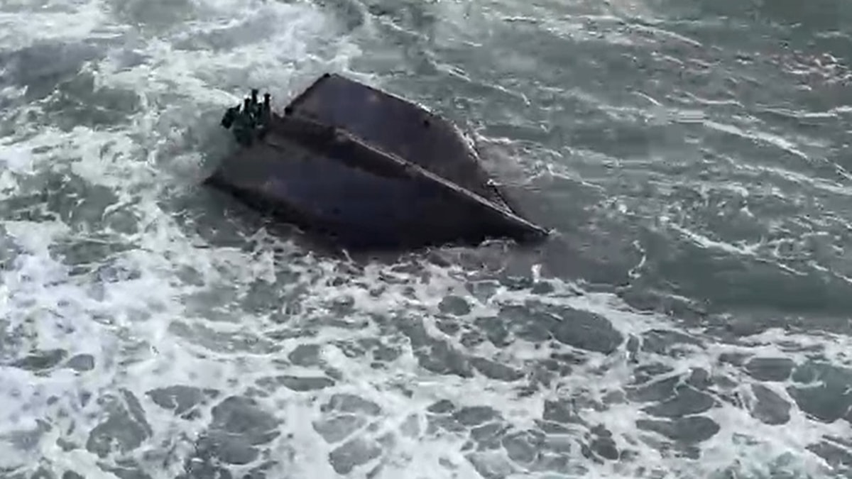 Akçakoca'da sahile vurdu, ekipler harekete geçti
