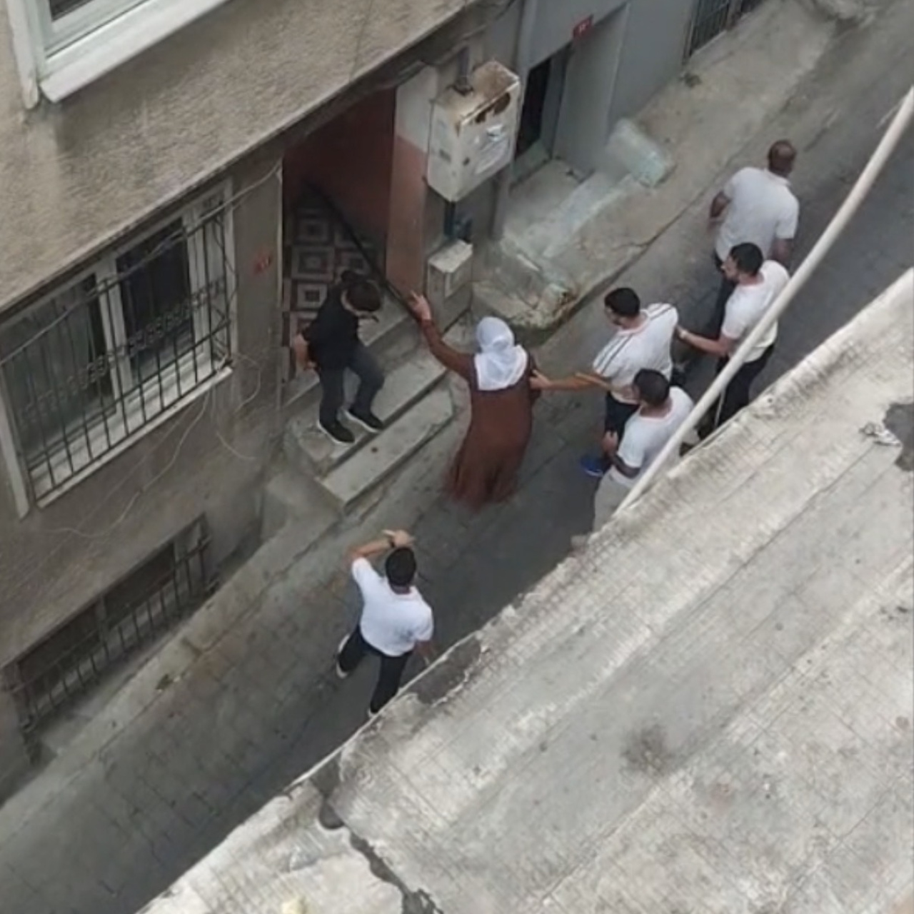 Fön ve jöle için dövdüler! İstanbul'da taş ve sopalı meydan dayağı: 9 gözaltı