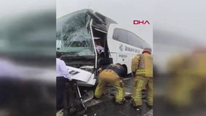 Arnavutköy'de yolcu otobüsü İETT otobüsüne çarptı: Ekipler olay yerinde