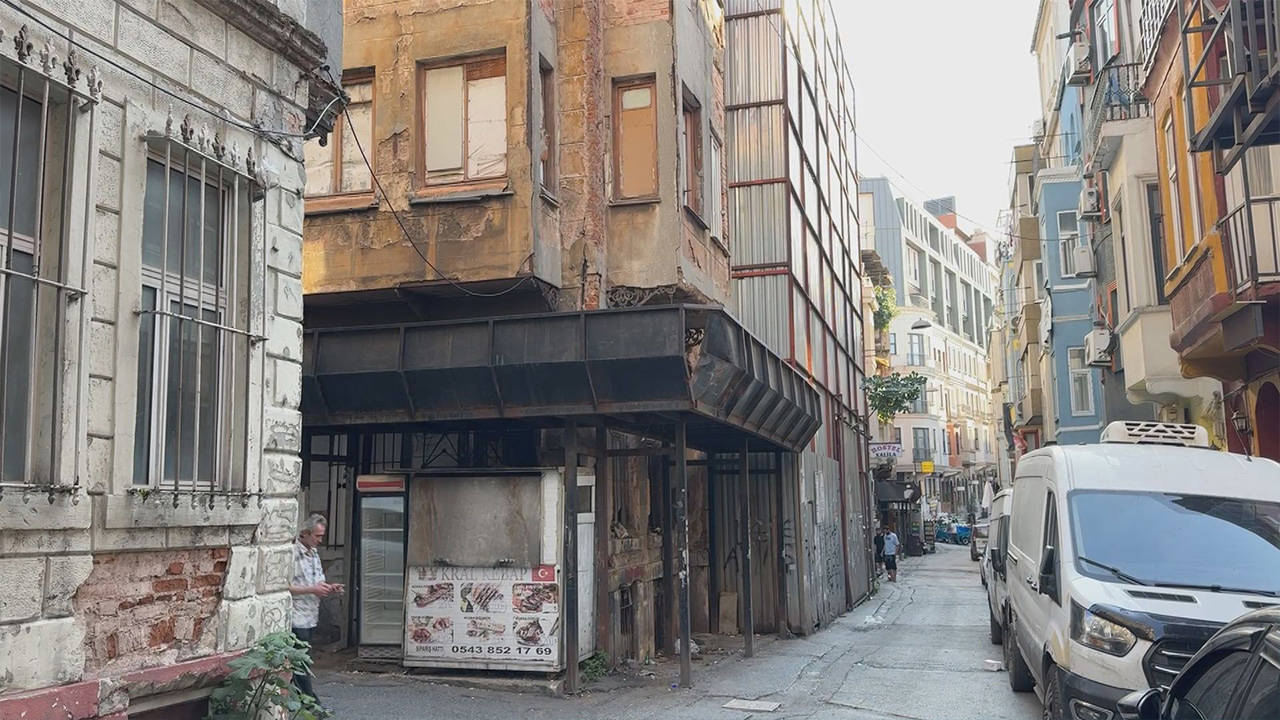 Beyoğlu'nda komşusunu bıçakla öldürüp 'kötü koku geliyor' diye ihbarda bulundu