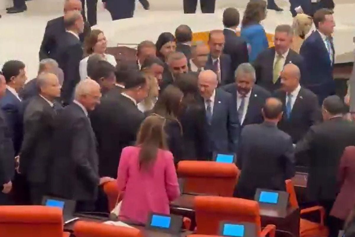 Bahçeli, çerçeve yasanın kabul edilmesinin ardından DEM Partili isimlerle tokalaştı