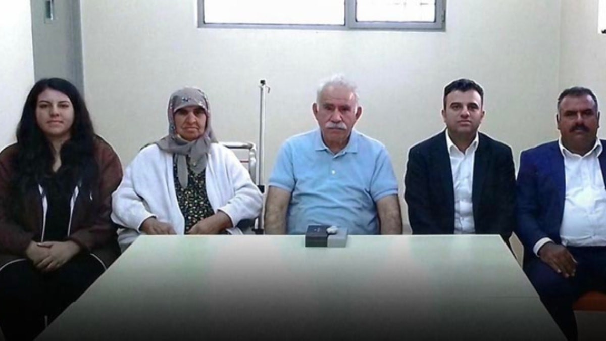 DEM Parti milletvekili 10 ay önce cezaevinde çekilen aile fotoğrafını bugün paylaştı