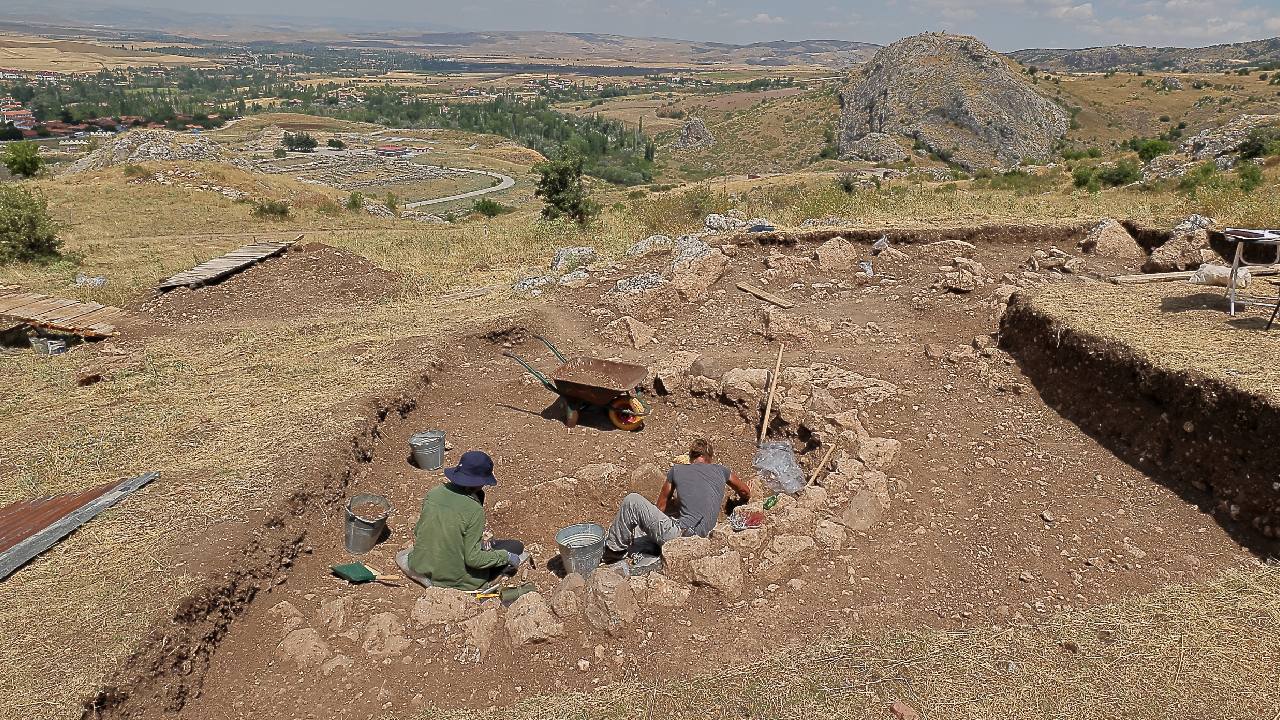 Çorum'da 2 bin 300 yıllık mezarlar bulundu: 'Şimdiye dek en iyisini bulduk'