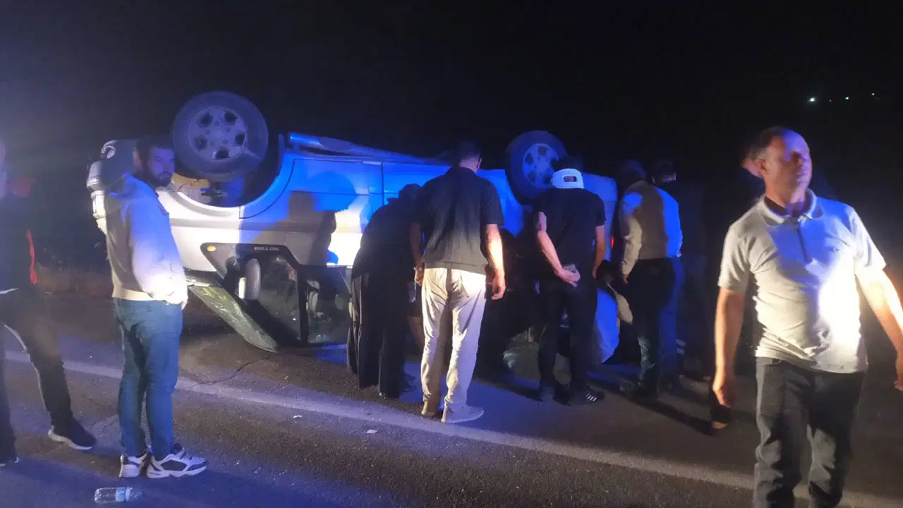 Sivas'ta minibüs devrildi: Yaralılar var