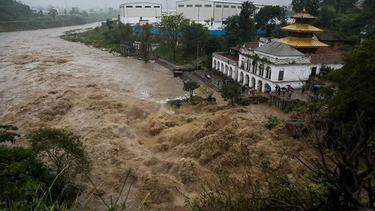 Nepal'de sel faciası: Can kaybı var