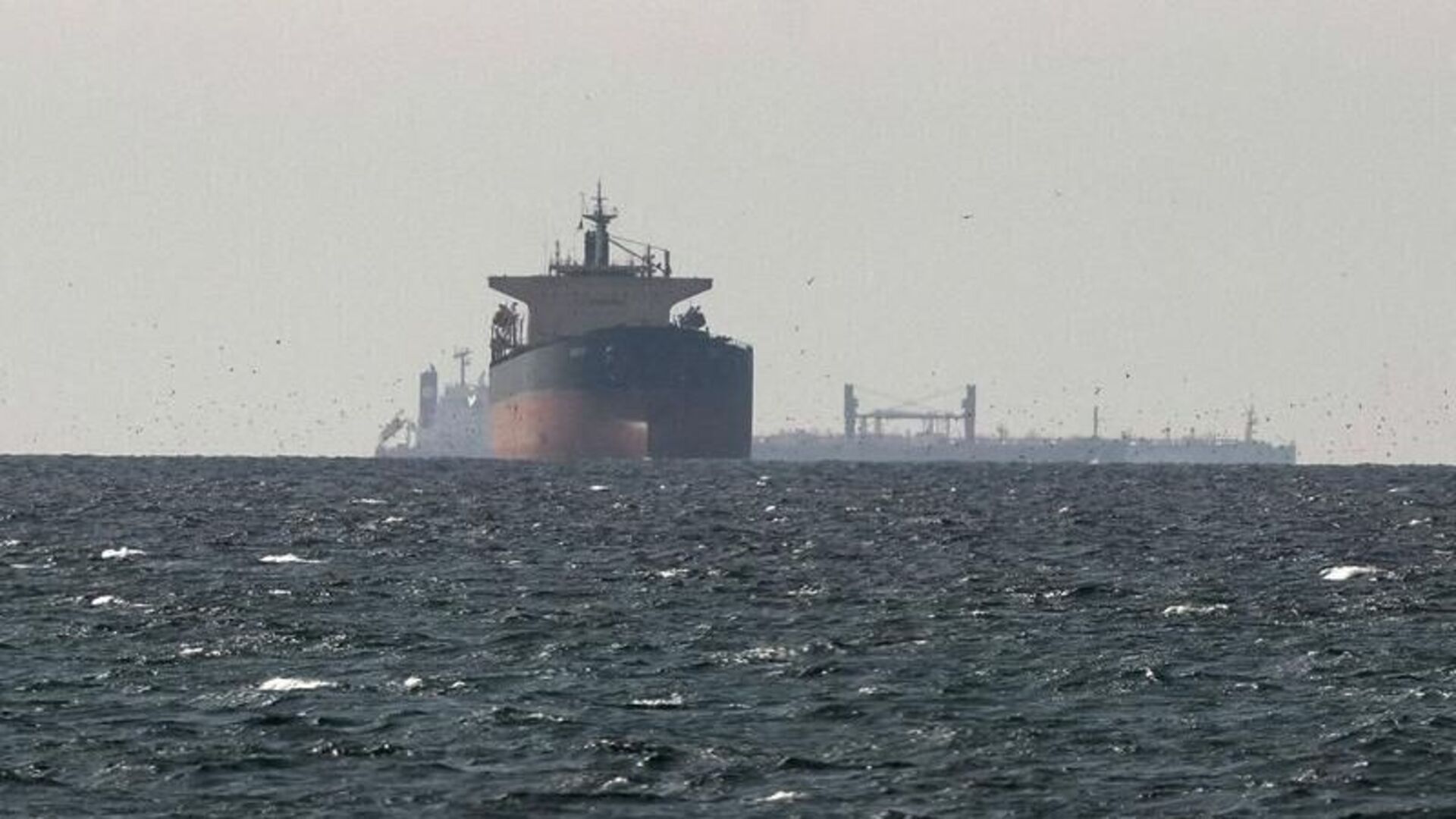 Hürmüz'de bir tanker mayına çarptı