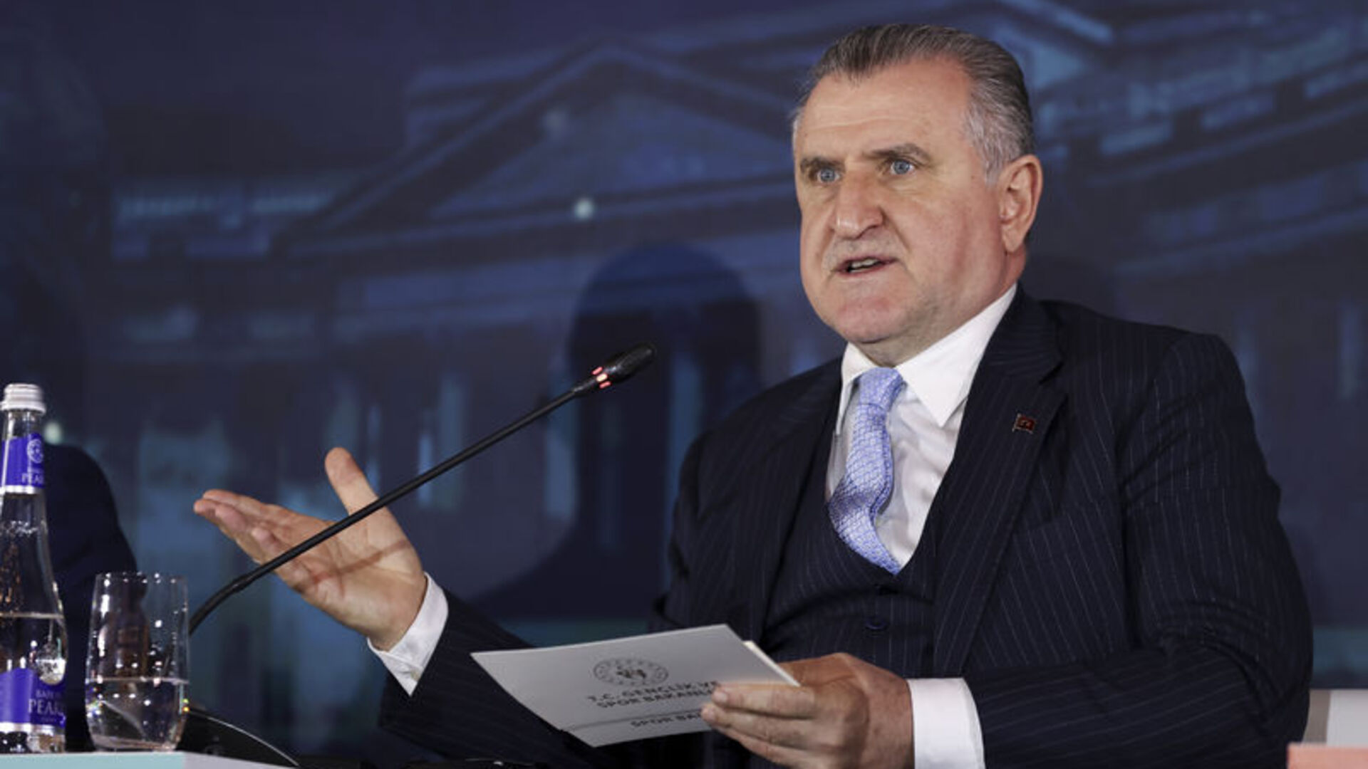 Bakan Bak’tan Beşiktaş Başkanı Adalı’ya tebrik