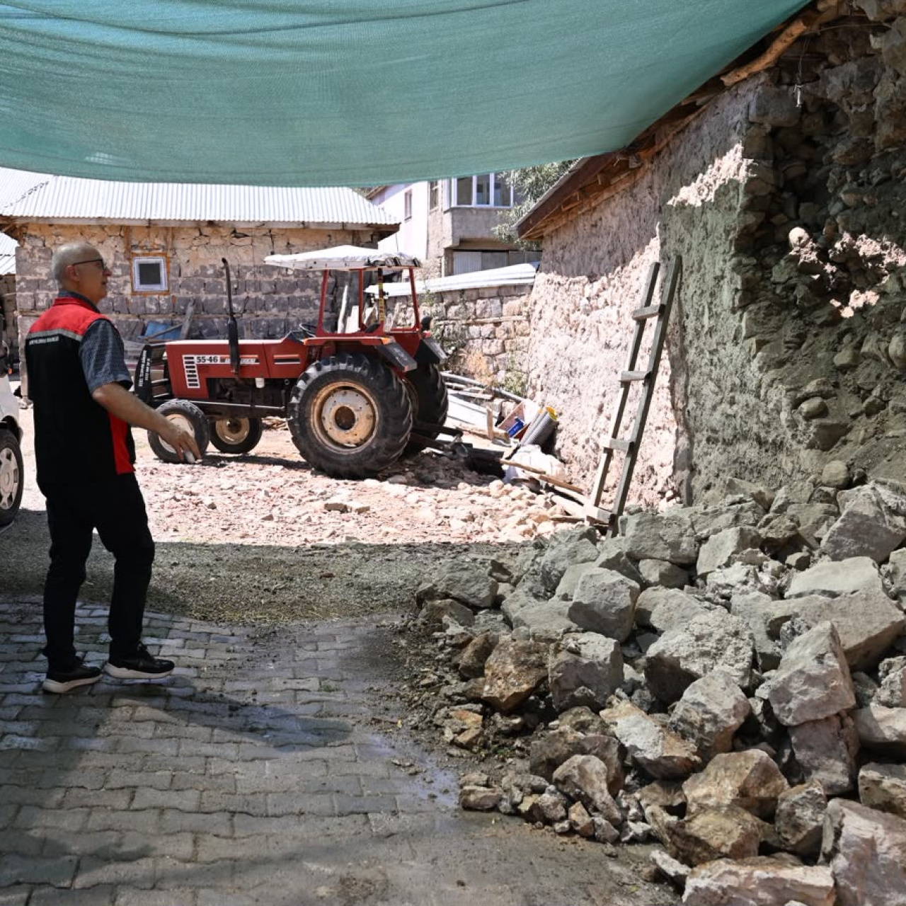 4.1'lik depremde hasar meydana geldi