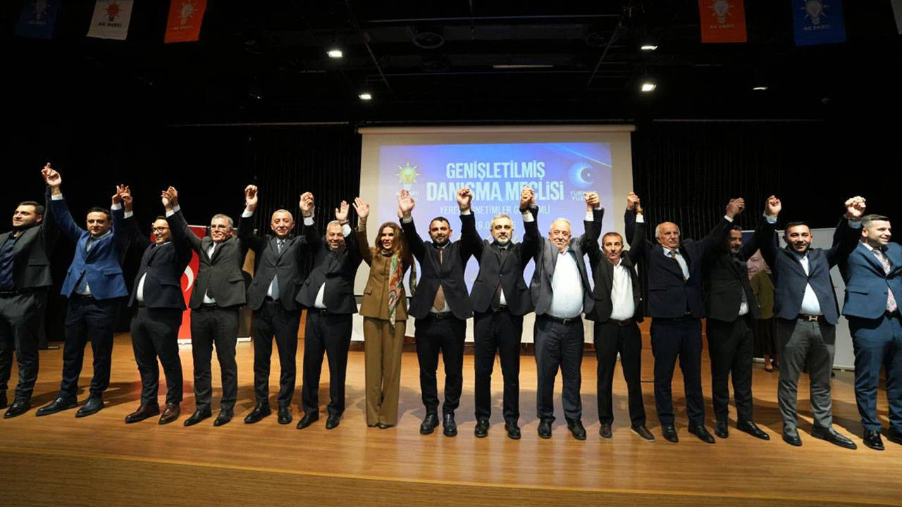 Ataşehir’de CHP’li 6 meclis üyesi AKP'ye katıldı