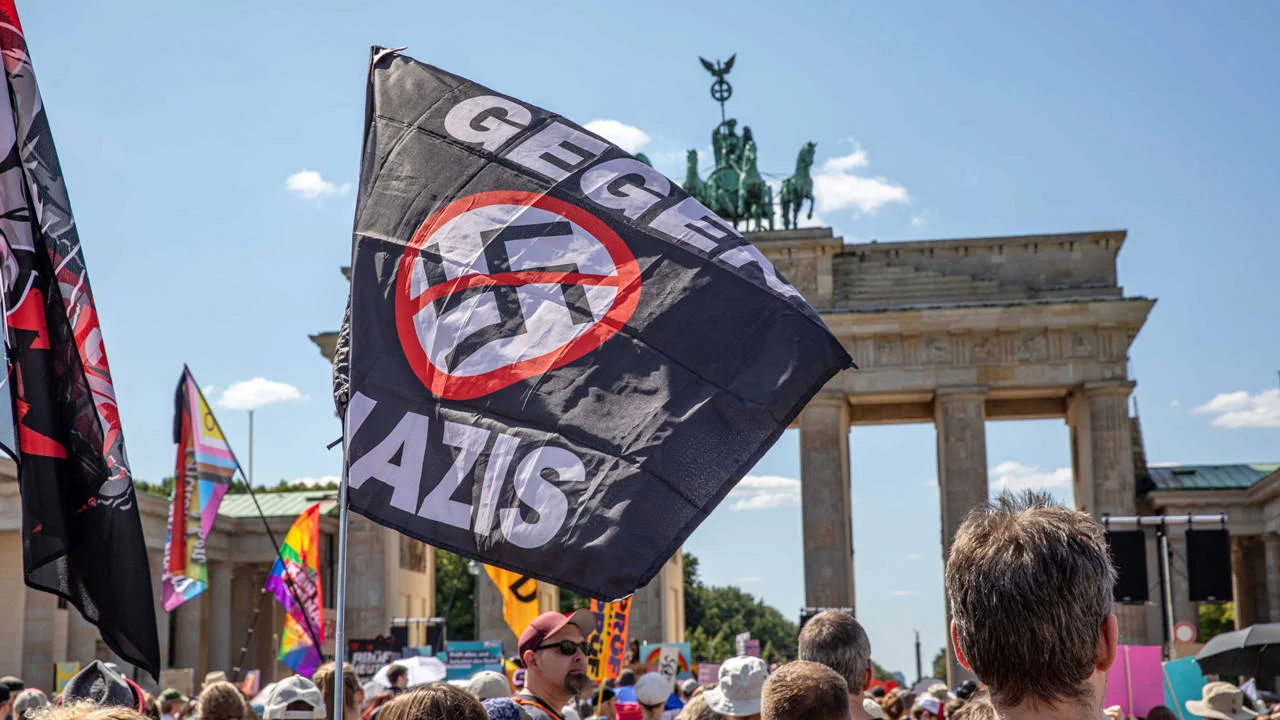 Almanya'da aşırı sağ alarmı: AfD birinci, gözler eylül seçimlerinde