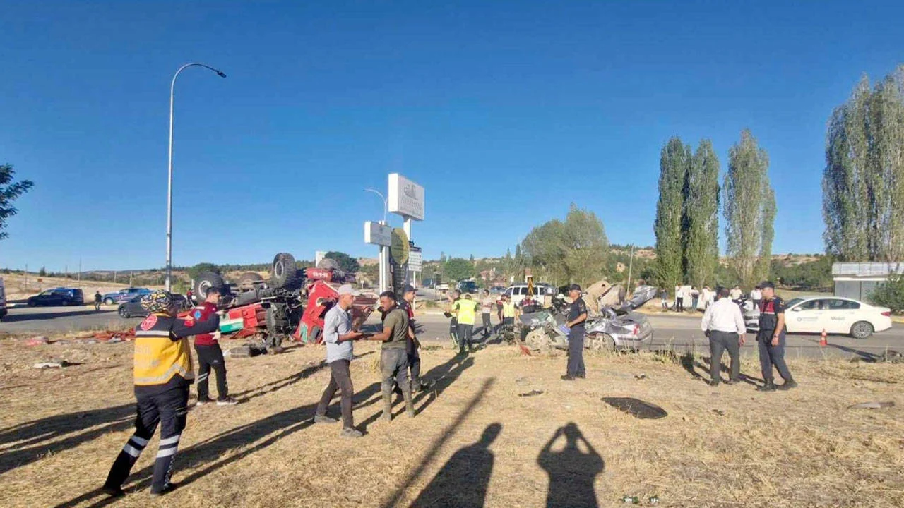 Afyon'da yangından dönen arazöz otomobil ile çarpıştı: 1 ölü, 5 yaralı