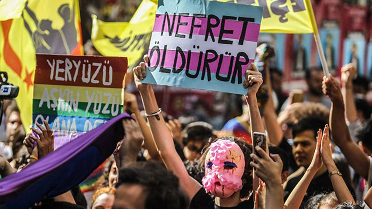 LGBTİ+ hareketine eşzamanlı operasyon: Müstehcenlik suçlaması yargı sopası oldu
