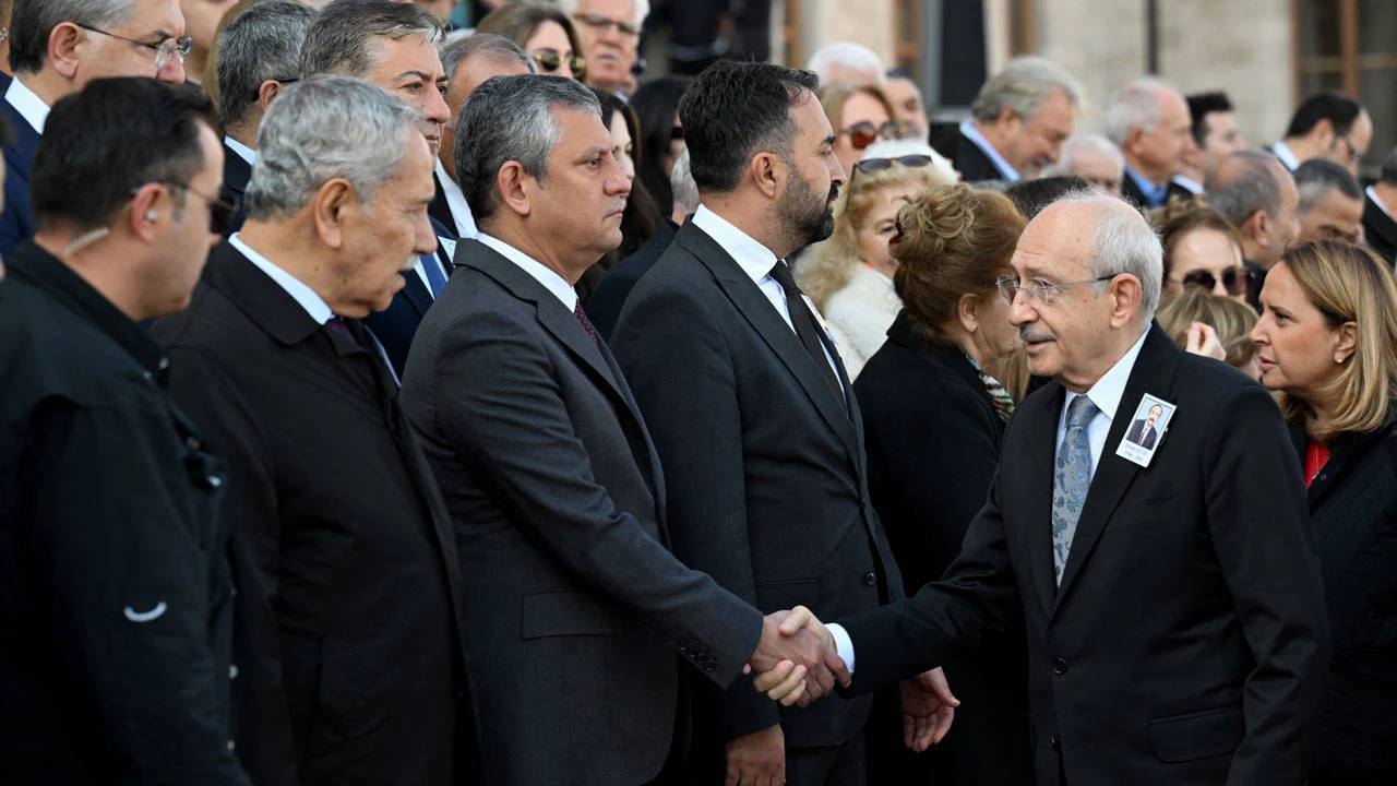 Özgür Özel ve Kılıçdaroğlu cenaze töreninde karşılaştı: Soğuk tokalaşma
