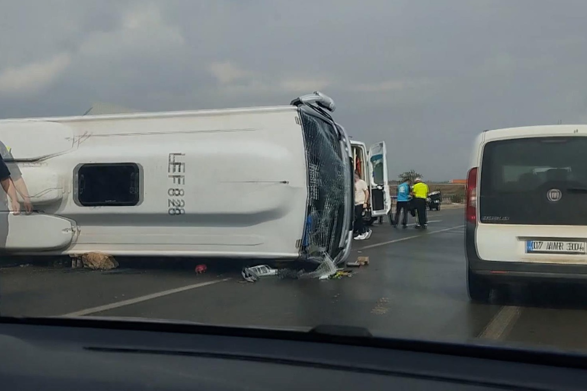 Antalya-Isparta yolunda yolcu otobüsü devrildi: 5 yaralı