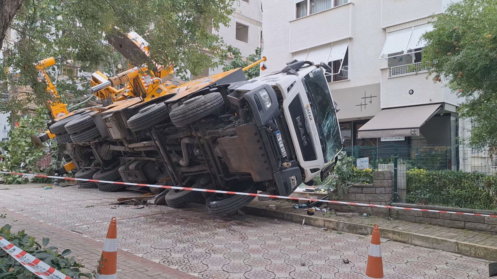 Kadıköy'de vinç 11 katlı binaya çarptı