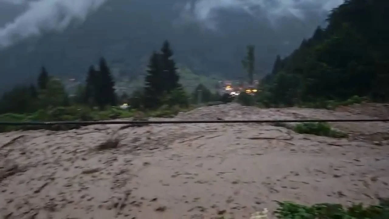 Trabzon'da sağanak etkisini gösterdi: Uzungöl'de taşkın yaşandı