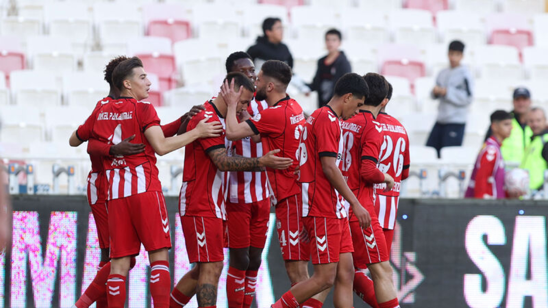 Sivasspor'dan dört gollü galibiyet!