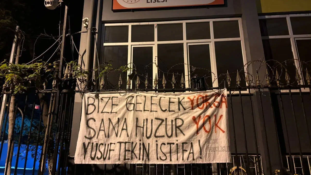 İstanbul'da Yusuf Tekin'i protesto için pankart asan 2 genç tutuklandı