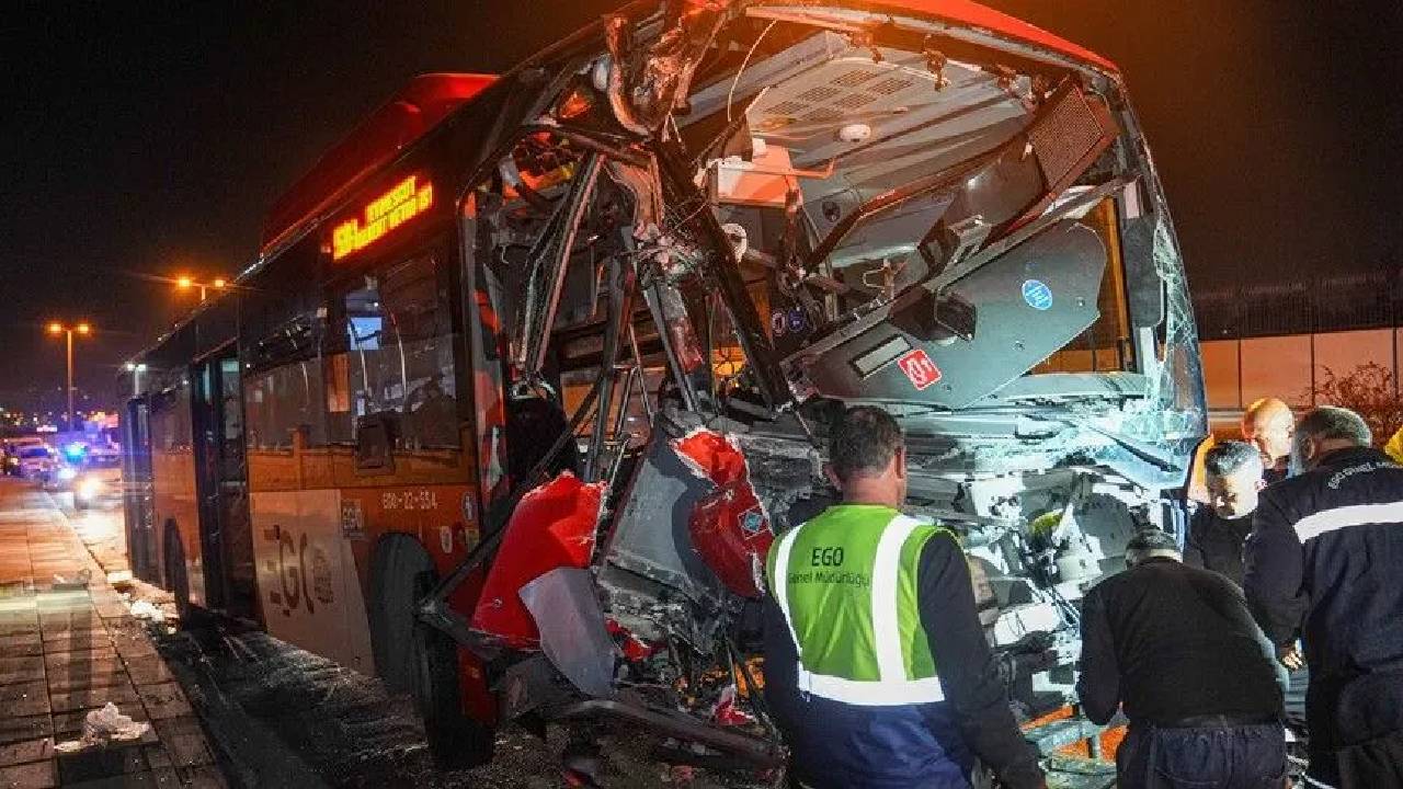 Ankara'da belediye otobüsü yaya üst geçidinin ayağına çarptı: 24 kişi yaralandı
