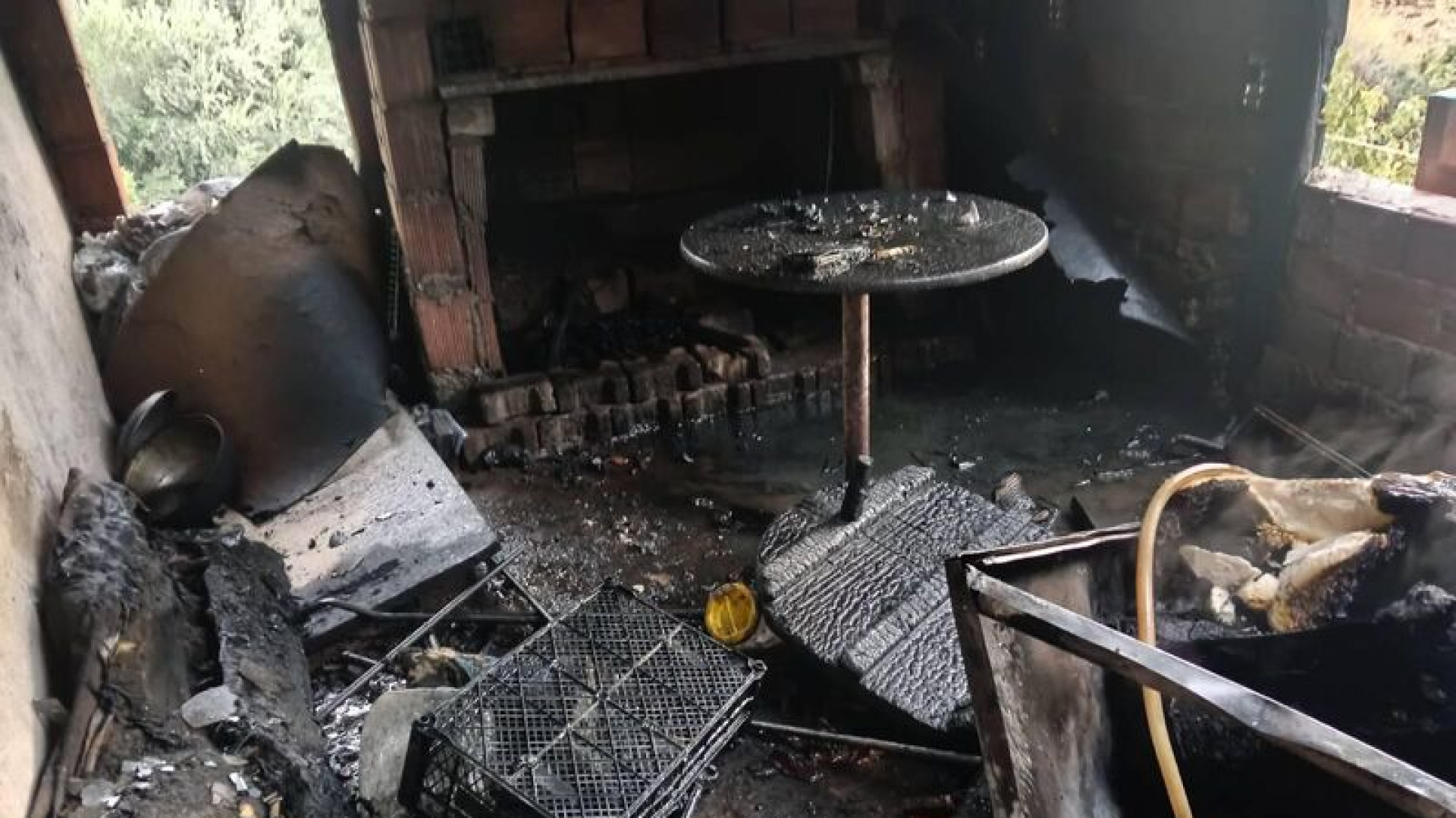 Şömineyi benzinle yakmak istemişti!