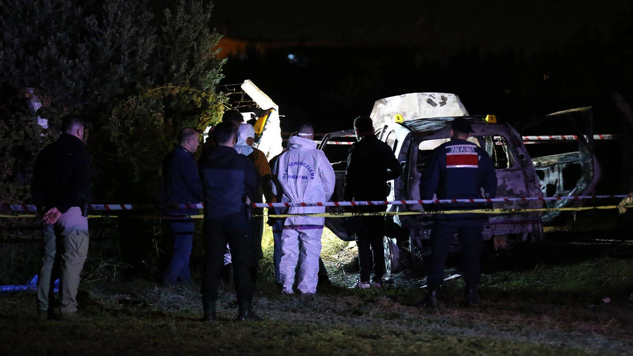 Manisa'da yanan otomobilde erkek cesedi bulundu