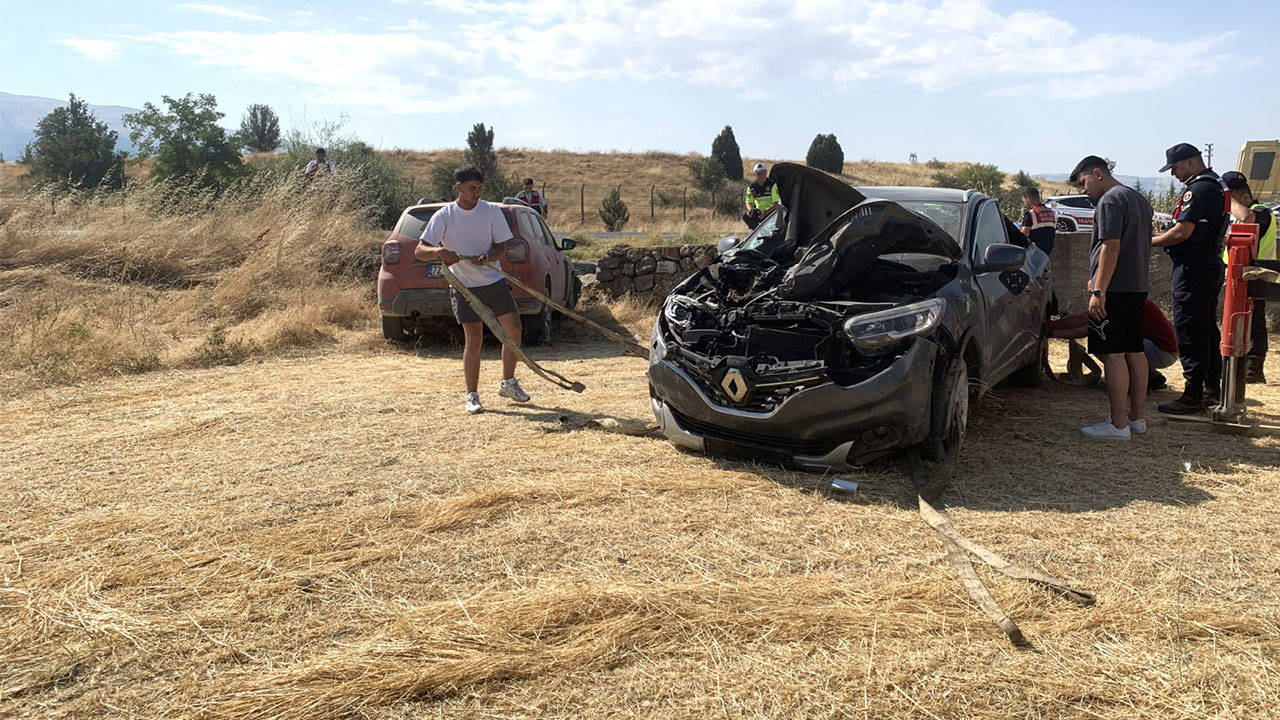 Afyonkarahisar'da iki otomobili çarpıştı: 1 ölü, 5 yaralı
