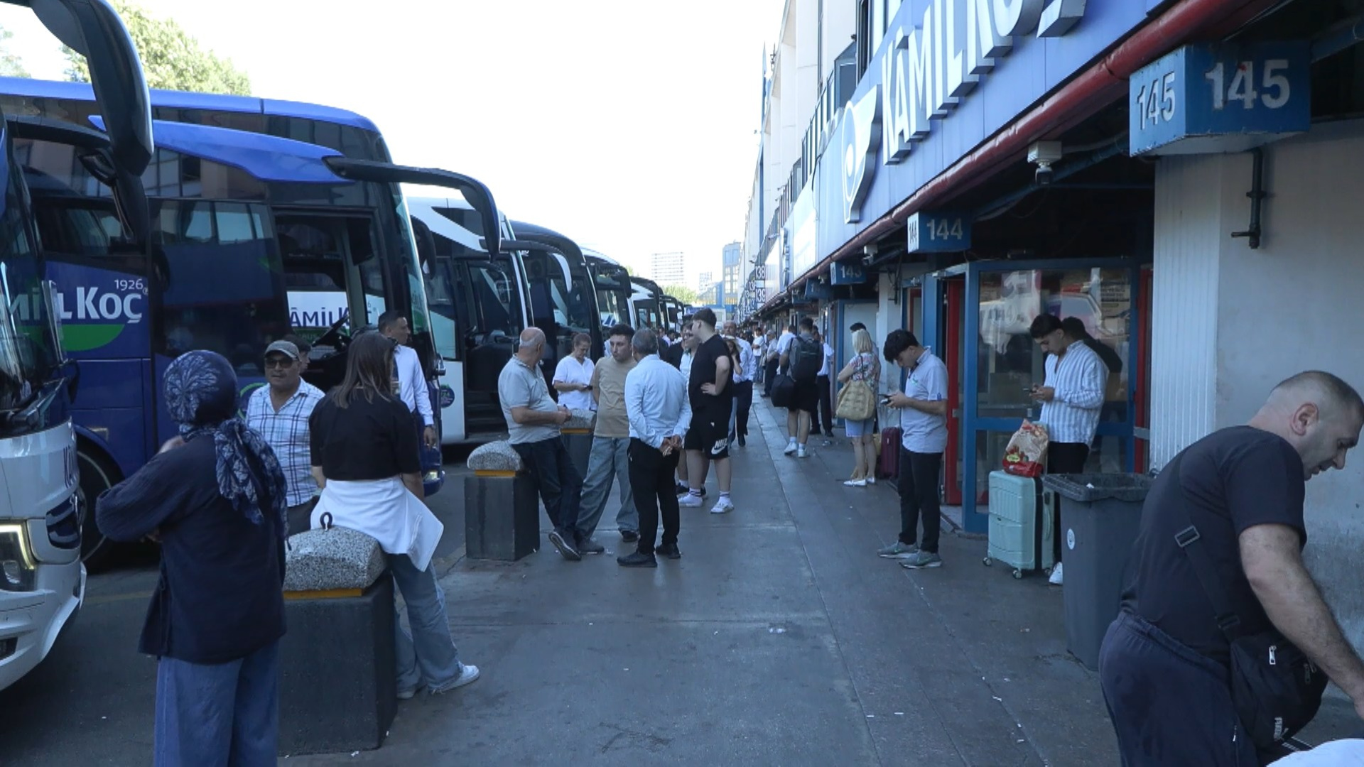 Üniversiteliler otogara akın attı