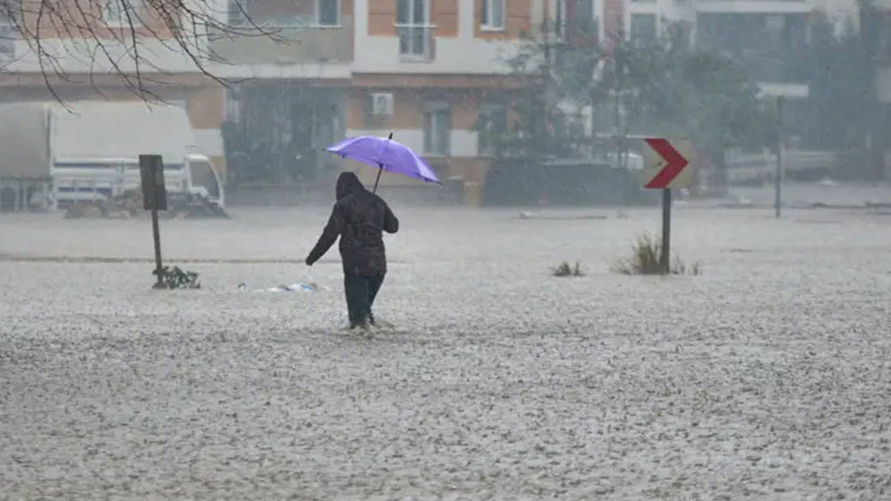Antalya'da sağanak alarmı: Meteoroloji'den hortum ve sel uyarısı