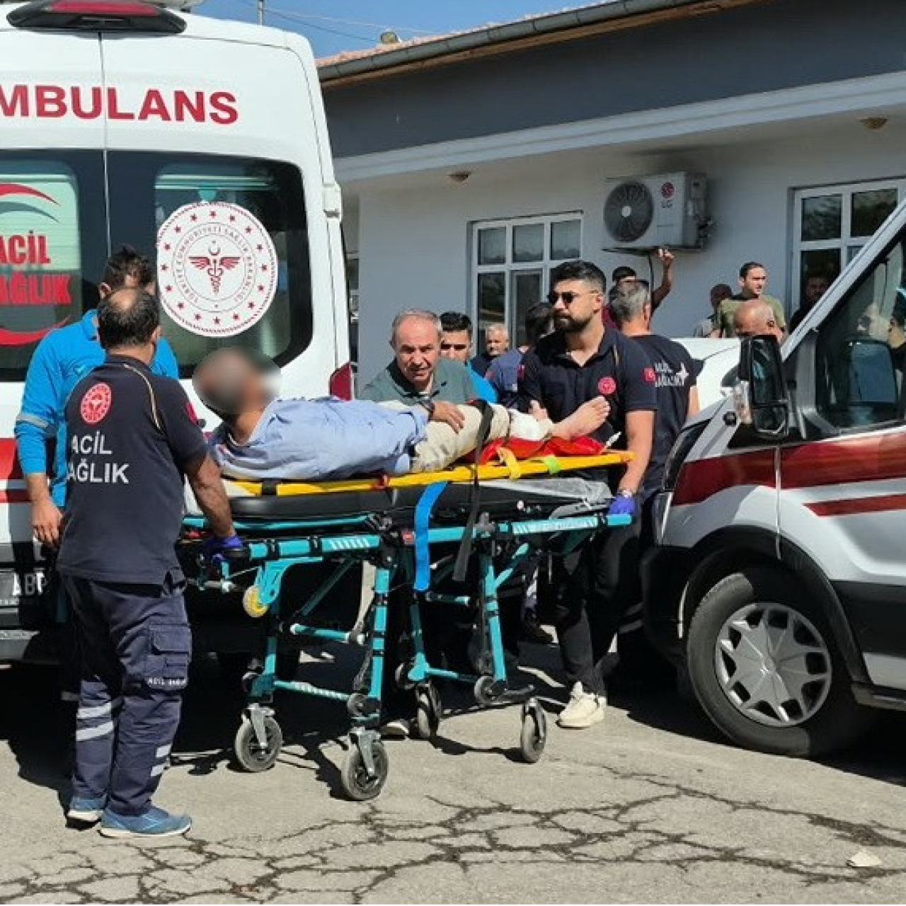 Belediye binası bahçesinde silahlı saldırı!