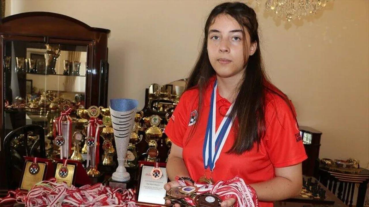 15 yaşındaki Beren Kalyoncu’nun hedefi Satranç Olimpiyatı’nda zirve