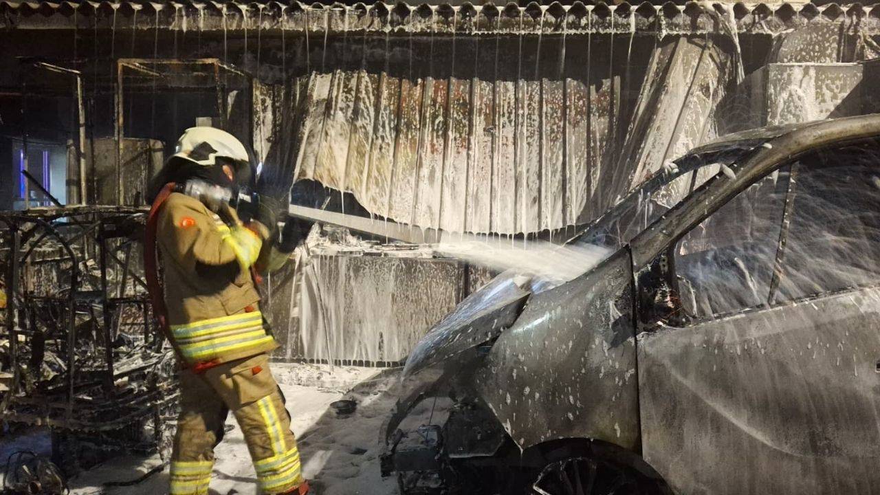 Sinop'ta çıkan yangında 2 araç kullanılamaz hale geldi, 1 iş yerinde hasar oluştu