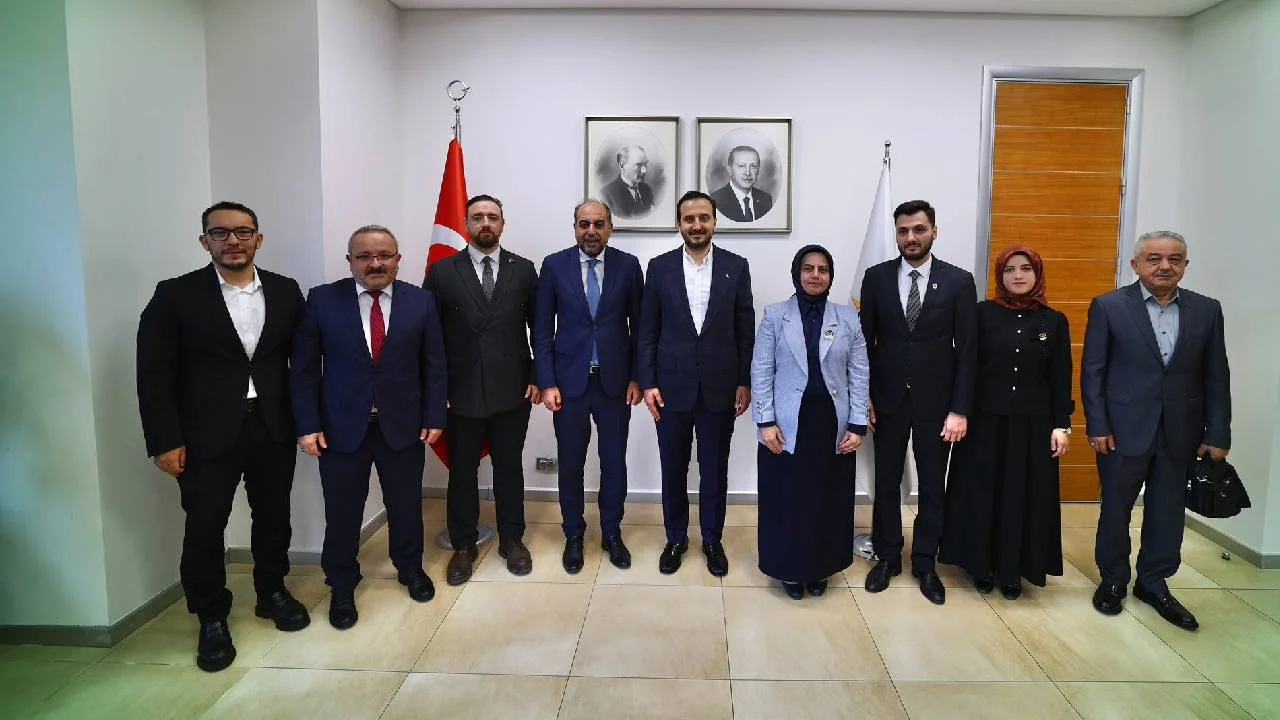 AKP'nin desteklediği adaya karşı seçimi kazanan İstanbul 2 Nolu Barosu Başkanı Saka'dan AKP İl Başkanlığına ziyaret