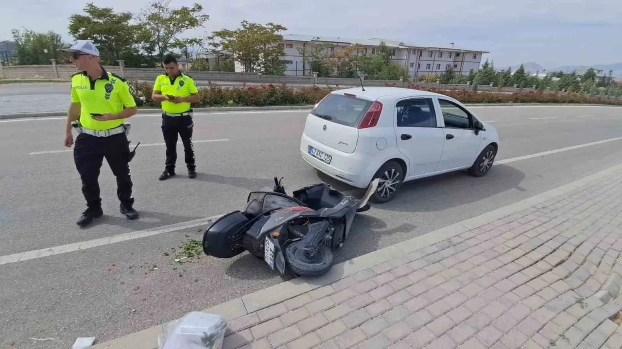Elektrikli bisiklet park halindeki otomobile çarptı: 1 yaralı