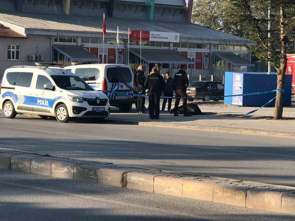 Kaldırımda ölü bulundu