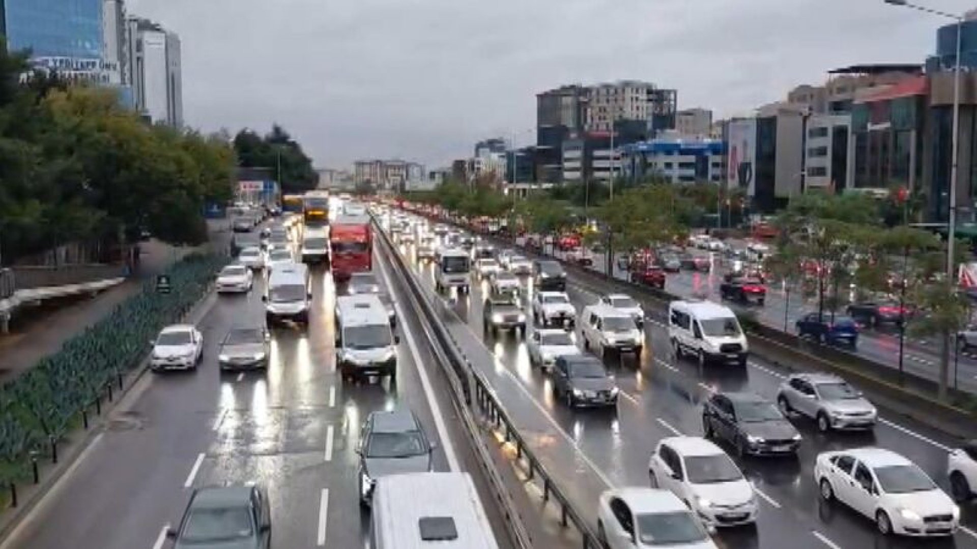 Sağanak trafiği kilitledi!