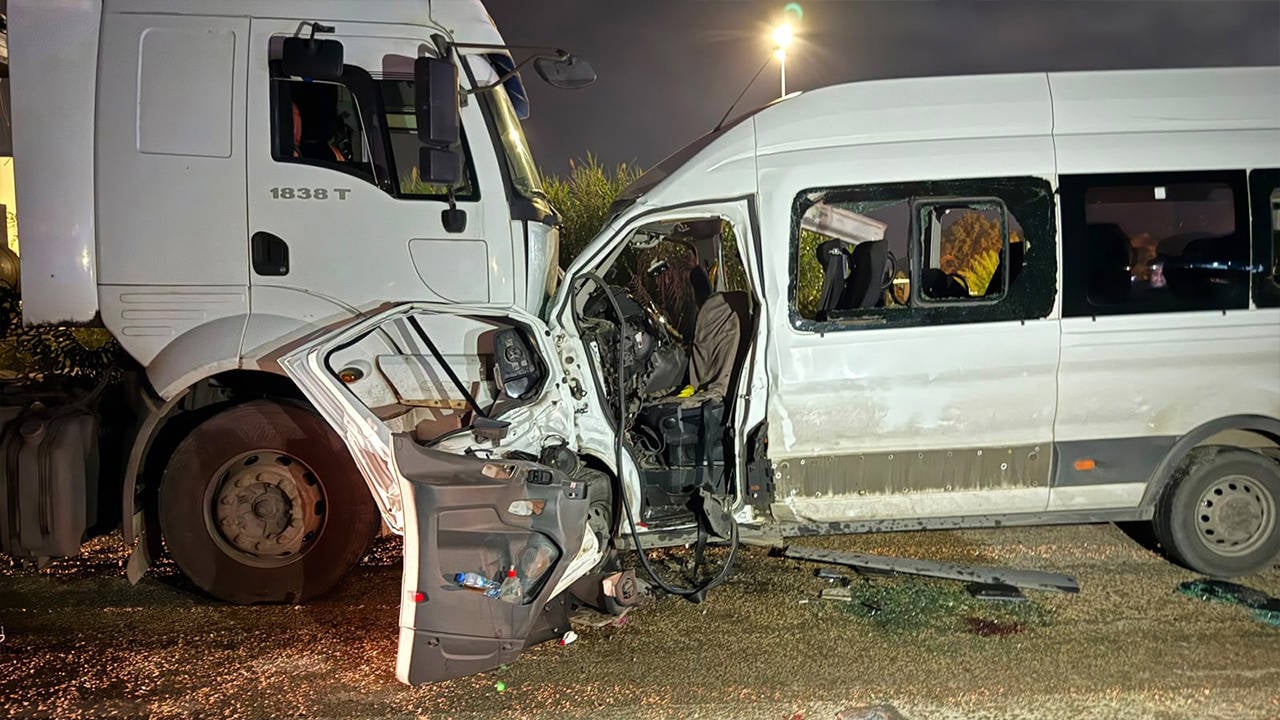 Hatay'da servis minibüsü ile tır çarpıştı: 1 kişi öldü, 14 kişi yaralandı