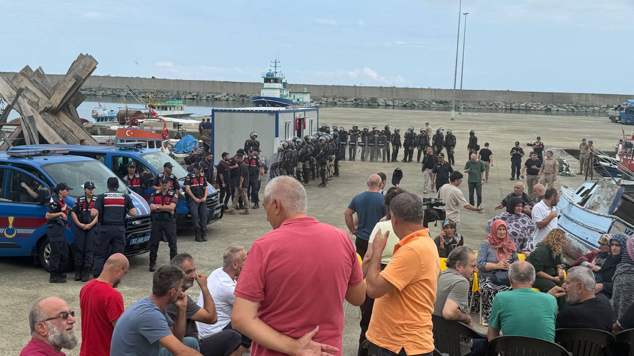 Kafes balıkçılığına karşı nöbet tutan köylülere jandarma müdahale etti: 4 gözaltı