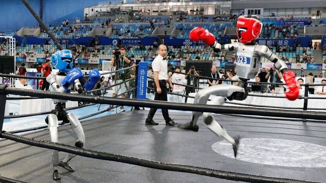 İnsansı robotlar spor arenasında yarıştı