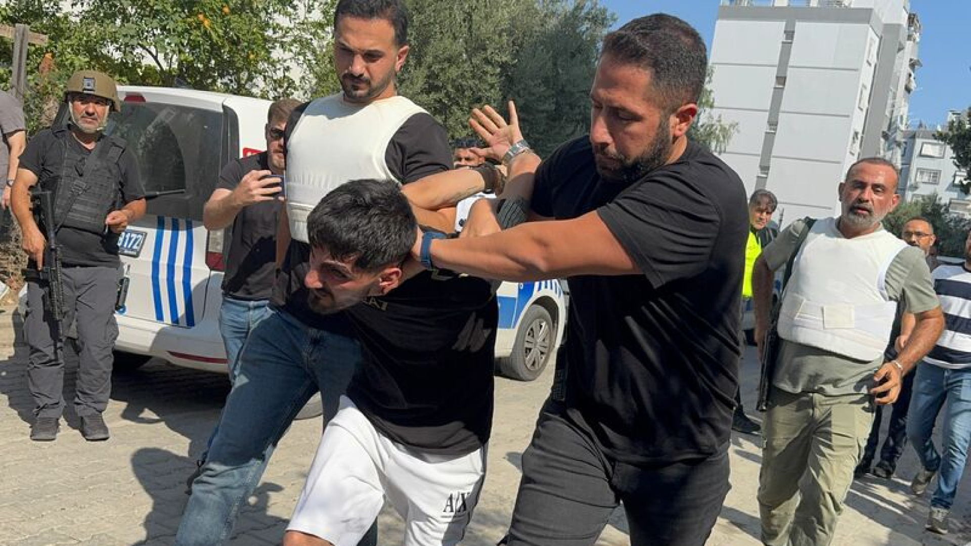 Polise el bombasıyla direndi