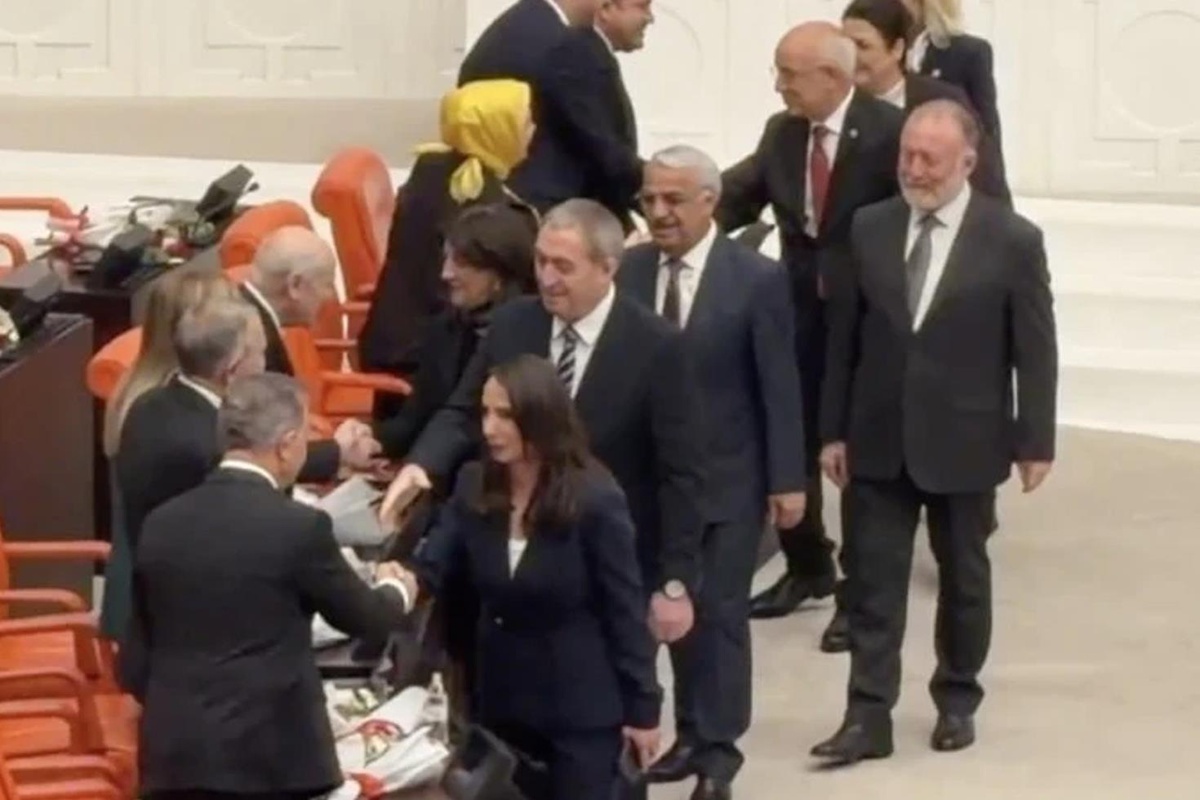Genel Kurul'da dikkat çeken anlar! DEM Partili vekiller tokalaşmak için sıraya girdi