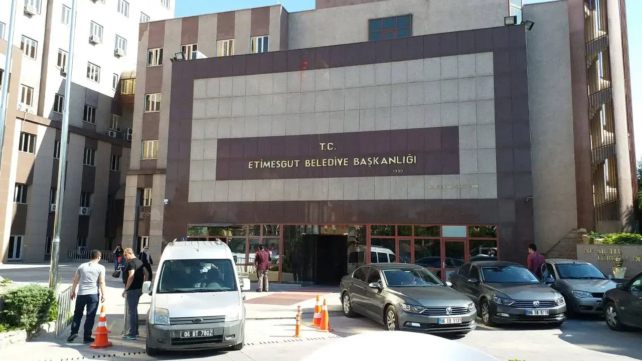 Etimesgut Belediyesi'ne operasyon: Başkan yardımcıları dahil 25 kişi gözaltında