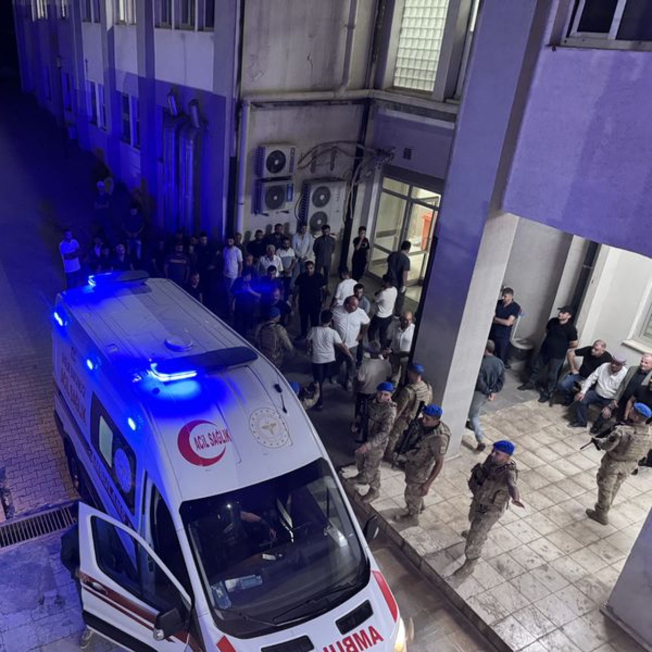Otomobilin çarptığı 2 genç öldü