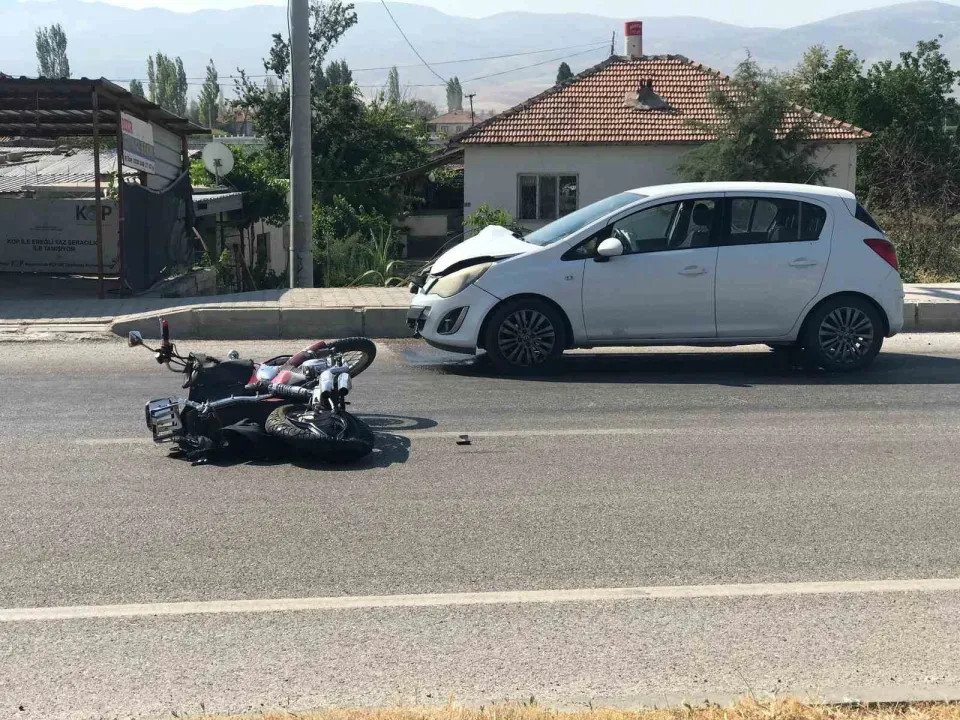 Otomobilin çarptığı motosikletin sürücüsü ağır yaralandı