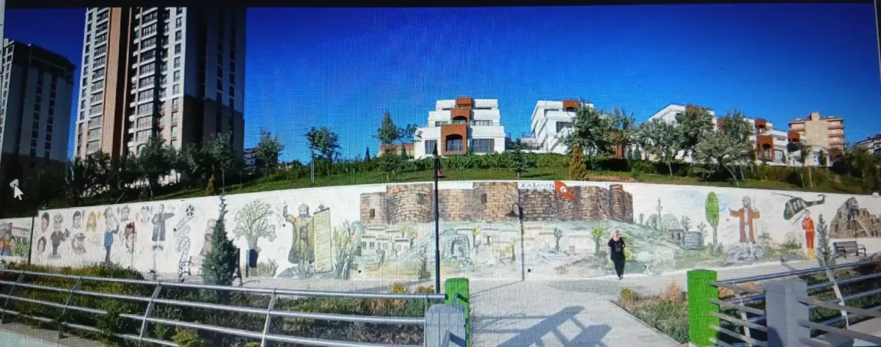 Karaman'da Bir Sokak Ressamı; Kendisi de Resimleri de Rengârenk